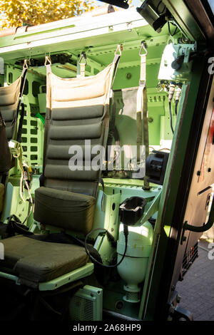 Vue de l'intérieur multi-rôle vide armored personnel carrier véhicule militaire intérieur avec divers équipements militaires pour les soldats d'infanterie à l'intérieur du véhicule de reconnaissance Banque D'Images