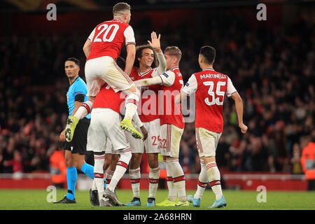 Nicolas Pepe d'Arsenal (partiellement caché) est agressé alors qu'il célèbre avec ses coéquipiers après qu'il marque son deuxième et troisième but de son équipe. L'UEFA Europa League, groupe F, Arsenal v Vitoria SC à l'Emirates Stadium de Londres, le jeudi 24 octobre 2019. Cette image ne peut être utilisé qu'à des fins rédactionnelles. Usage éditorial uniquement, licence requise pour un usage commercial. Aucune utilisation de pari, de jeux ou d'un seul club/ligue/dvd publications pic par Steffan Bowen/Andrew Orchard la photographie de sport/Alamy live news Banque D'Images