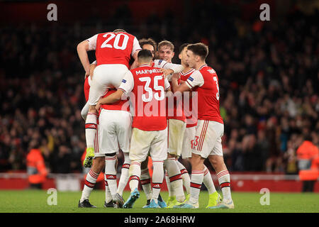 Nicolas Pepe d'Arsenal (partiellement caché) est agressé alors qu'il célèbre avec ses coéquipiers après qu'il marque son deuxième et troisième but de son équipe. L'UEFA Europa League, groupe F, Arsenal v Vitoria SC à l'Emirates Stadium de Londres, le jeudi 24 octobre 2019. Cette image ne peut être utilisé qu'à des fins rédactionnelles. Usage éditorial uniquement, licence requise pour un usage commercial. Aucune utilisation de pari, de jeux ou d'un seul club/ligue/dvd publications pic par Steffan Bowen/Andrew Orchard la photographie de sport/Alamy live news Banque D'Images