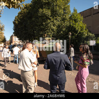 Strasbourg, France - Sep 21, 2019 : Les soldats aider kid à mettre sur le casque militaire blindé français avec les parents leur adiring Banque D'Images