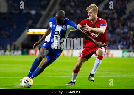 Joueur du FC Porto, Moussa Marega (L) et Ranger dvd, Filip Helander (R) sont vus en action au cours de l'UEFA Europa League match au Stade du Dragon. (Score final : le FC Porto 1:1 Rangers) Banque D'Images