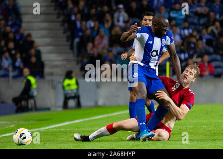 Joueur du FC Porto Moussa Marega (L) et Ranger player Filip Helander (R) sont vus en action au cours de l'UEFA Europa League match au Stade du Dragon. (Score final : le FC Porto 1:1 Rangers) Banque D'Images