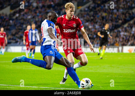 Joueur du FC Porto, Moussa Marega (L) et Ranger dvd, Filip Helander (R) sont vus en action au cours de l'UEFA Europa League match au Stade du Dragon. (Score final : le FC Porto 1:1 Rangers) Banque D'Images