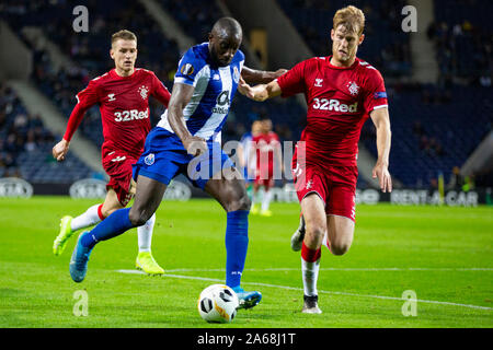 Joueur du FC Porto Moussa Marega (L) et Ranger player Filip Helander (R) sont vus en action au cours de l'UEFA Europa League match au Stade du Dragon. (Score final : le FC Porto 1:1 Rangers) Banque D'Images