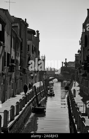 Le Rio della Fornace, Dorsoduro, Venise, Italie : un canal tranquille et romantique. Version noir et blanc Banque D'Images