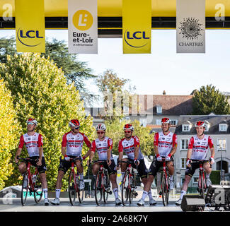 Chartres, France - 13 octobre 2019 Équipe : Lotto-Soudal est sur le podium à Chartres, au cours de la présentation des équipes avant l'automne 2019 course cycliste française Paris-Tours. Jelle Wallays remporte cette course. Banque D'Images