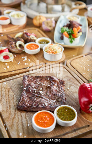 Jupe grillé Steak. Restaurant Barbecue menu. Beaucoup de différents aliments sur la table. Dîner ou banquet. Jupe grillé Steak. Restaurant Barbecue menu. Beaucoup de différents aliments sur la table. Dîner ou banquet.