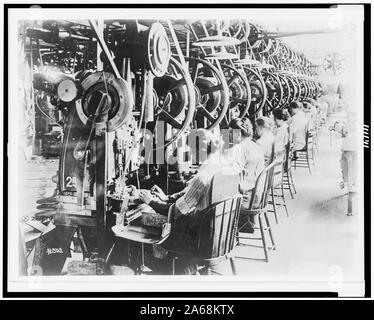 Les femmes de l'assemblage des cartouches, dans Remington Arms cartouches métalliques Union Co., Inc., Bridgeport, Conn. Banque D'Images