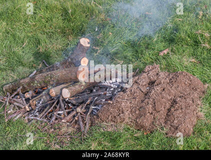 Séquence de construction et d'éclairage du feu de survie ou feu de camp. Feu d'urgence, la préparation, les techniques de survie. Voir d'autres notes explicatives. Banque D'Images