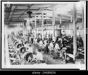 Les femmes, les mitrailleuses Browning - vue générale de l'atelier de polissage, répétant Winchester Arms Co., New Haven, Conn. Banque D'Images