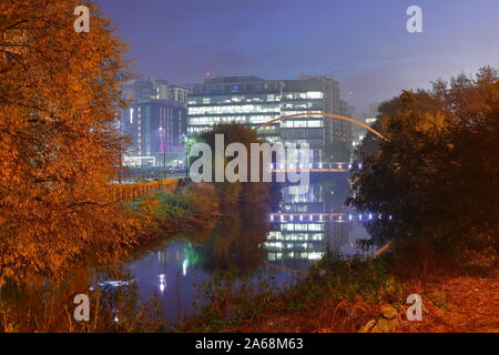 Reflets dans la rivière Aire à Leeds avec pont de Whitehall Banque D'Images