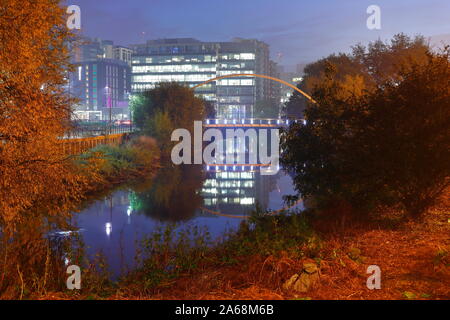 Reflets dans la rivière Aire à Leeds avec pont de Whitehall Banque D'Images