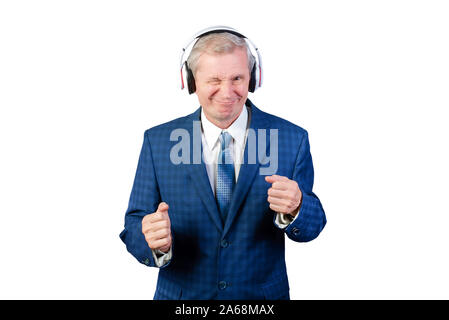 Un homme âgé d'un costume, et des écouteurs. Isolé sur un fond blanc. Banque D'Images