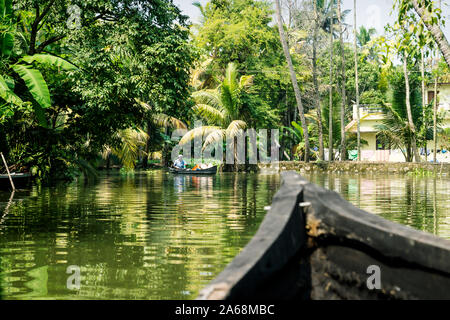 Alleppey - Alappuzha, Inde - 13 novembre 2017 : balade à travers les petits canaux du Kerala backwaters le long des petits pilotes de bateau et des maisons, Banque D'Images