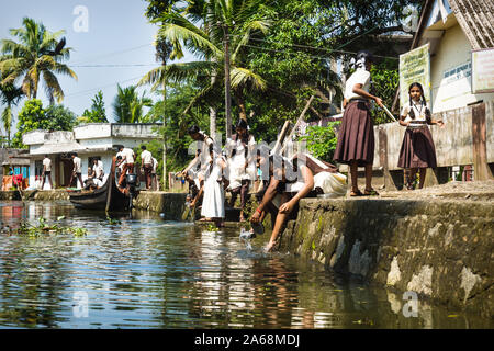 Alleppey - Alappuzha, Inde - 13 novembre 2017 : Les élèves de leurs boules de lavage le long de la rivière dans le Kerala backwater canal Banque D'Images