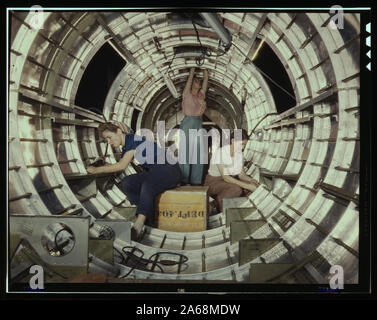 Les travailleuses installer des accessoires et des assemblages d'un tronçon de fuselage de queue d'un bombardier B-17 à la Douglas Aircraft Company, usine de Long Beach (Californie), mieux connu sous le nom de Flying Fortress, le B-17F est un modèle récent de la B-17, qui s'est distingué en action dans le Pacifique Sud, en Allemagne et ailleurs. Il s'agit d'une longue série, haute altitude, bombardier lourd, avec un équipage de sept à neuf hommes, et avec l'armement suffisant pour se défendre sur les missions de jour Banque D'Images