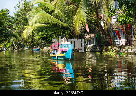 Alleppey - Alappuzha, Inde - 13 novembre 2017 : cours de tourisme local avec l'homme dans les petits canaux du Kerala backwaters slong jungle luxuriante Banque D'Images