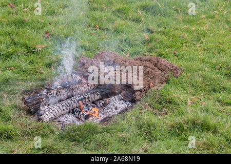 Séquence de construction et d'éclairage du feu de survie ou feu de camp. Feu d'urgence, la préparation, les techniques de survie. Voir d'autres notes explicatives. Banque D'Images