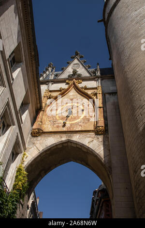 La Tour de l'horloge à Auxerre, sur le Canal du Nivernais et la rivière Yonne, France Banque D'Images