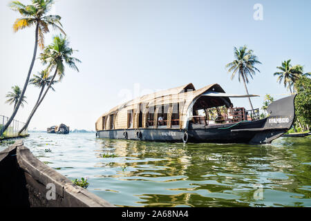 Alleppey - Alappuzha, Inde - 13 novembre 2017 : La ligne de bateaux-maison sur la rivière de la Kerala backwaters avec palmiers tropicaux Banque D'Images