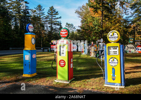 Collection de pompes à gaz vintage, New Hampshire, New England, USA, pompes à gaz à l'ancienne pompe à gaz de station à gaz hobby signes vintage prix du carburant Banque D'Images