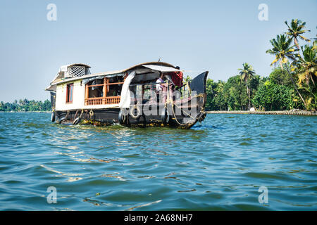 Alleppey - Alappuzha, Inde - 13 novembre 2017 : Maison Bateau sur le fleuve du Kerala backwaters avec palmiers tropicaux Banque D'Images