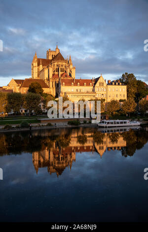 Auxerre, sur le Canal du Nivernais et la rivière Yonne, France Banque D'Images