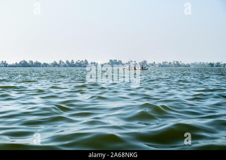 Alleppey - Alappuzha, Inde - 13 novembre 2017 : petit bateau avec les sections locales indiennes sur un lac avec de grosses vagues dans le Kerala backwaters Banque D'Images