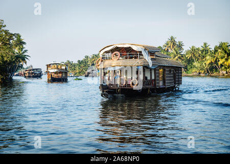 Alleppey - Alappuzha, Inde - 13 novembre 2017 : bateaux maison remontant au port sur la rivière de la Kerala backwaters avec palmiers tropicaux Banque D'Images