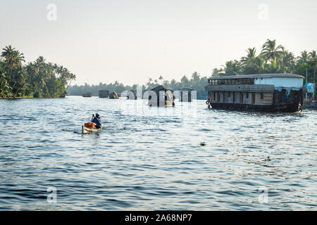 Alleppey - Alappuzha, Inde - 13 novembre 2017 : il y a bien sur des bateaux-maison sur la rivière de la Kerala backwaters avec palmiers tropicaux Banque D'Images