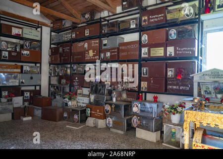 Kastraki, Grèce - le 26 juillet 2019 ; stockage des fûts d'ordonnée ceux qui sont passés de l'intérieur columbarium Grec Banque D'Images