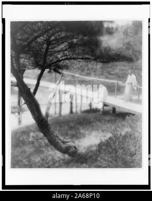 Pont en bois à Little Good Harbour, avec deux hommes, Shikachiro Tsuboi et Kihachirō Matsuki, tant en costume japonais Banque D'Images