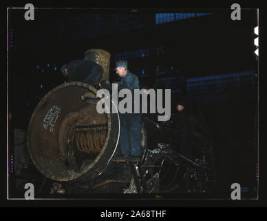 Travailler sur la chaudière d'une locomotive à la 40e Street boutiques de la C & NO RR [c.-à-d. Chicago and North Western Railroad], Chicago, Ill. Banque D'Images