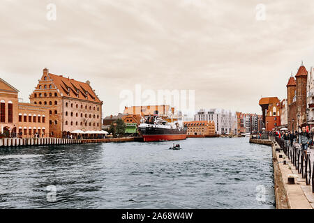 Gdansk, Pologne - 07 septembre 2019 : la vieille ville de Gdansk, la rivière Motlawa. Banque D'Images