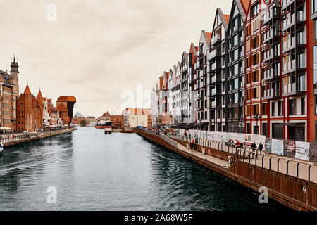 Gdansk, Pologne - 07 septembre 2019 : la vieille ville de Gdansk, la rivière Motlawa. Banque D'Images