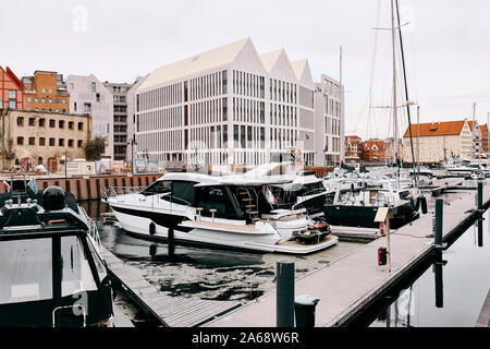 Gdansk, Pologne - 07 septembre 2019 : la vieille ville de Gdansk, la rivière Motlawa, vue sur la marina avec des yachts. Banque D'Images