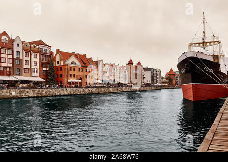 Gdansk, Pologne - 07 septembre 2019 : la vieille ville de Gdansk, la rivière Motlawa. Banque D'Images