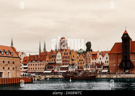 Gdansk, Pologne - 07 septembre 2019 : la vieille ville de Gdansk, la rivière Motlawa, bateau pirate. Banque D'Images