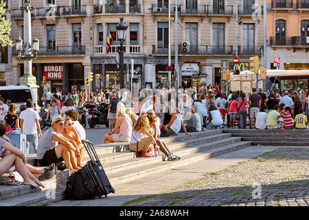 Barcelone, Espagne- 08 Août 2011 : la Place de Catalogne (Plaça de Catalunya) à Barcelone. Les touristes avec une valise. Banque D'Images