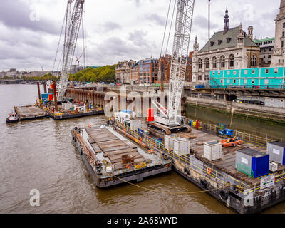 Super travail de construction d'égouts de Londres à partir de pontons flottants sur la Tamise aux côtés de Victoria Embankment, London, UK. Banque D'Images