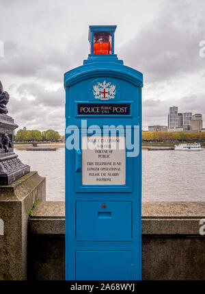 Le téléphone de la police vintage n'est plus utilisé, Victoria Embankment, le long de la Tamise, Londres, Royaume-Uni. Banque D'Images