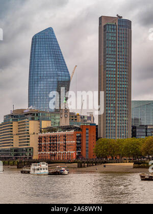 Bâtiments le long de la rive sud de la Tamise : le vase, les conteneurs maritimes, Southbank Tower, Oxo Tower Wharf. Londres, Royaume-Uni. Banque D'Images