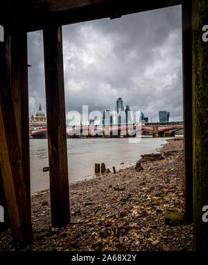 Avis en vertu de l'Oxo Tower Wharf à jetée vers la Cathédrale St Paul et du quartier financier de Londres, Royaume-Uni. Banque D'Images