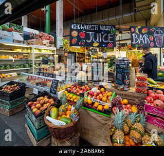 Fruits et légumes frais pour la vente au Borough Market, London, UK. Banque D'Images