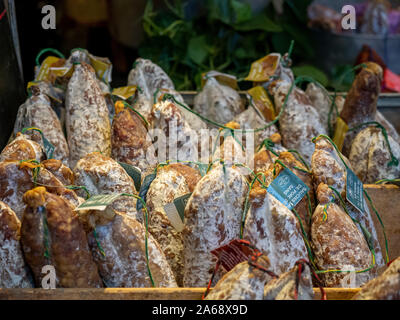 Saucisson à vendre à Borough Market, London, UK. Banque D'Images