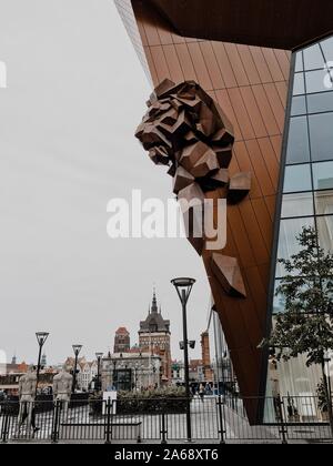 Gdansk, Pologne - 07 septembre 2019 : la vieille ville de Gdansk. Statue de Lion. Banque D'Images