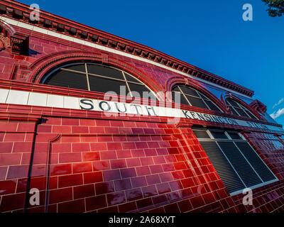 Sol carrelé rouge l'extérieur de la station de métro South Kensington, Londres, Royaume-Uni. Banque D'Images