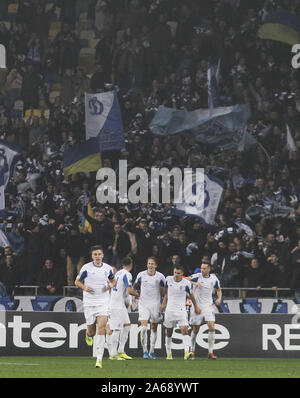 Kiev, Ukraine. 24 Oct, 2019. Les joueurs de Dynamo Kiev célébrer après avoir marqué un but au cours de l'UEFA Europa League 2019-2020 - groupe B match de football, à l'Olimpiyskyi stadium à Kiev, Ukraine, le 24 octobre 2019. Crédit : Serg Glovny/ZUMA/Alamy Fil Live News Banque D'Images