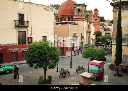 Scène de rue avec Jorge Negrete's monument, vu de la maison de Jorge Negrete Manuel Doblado (sur 37) à Guanajuato, au Mexique. Jun 2019 Banque D'Images