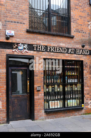 Porte et fenêtre d'un whisky shop à Belfast, l'ami à la main dans le quartier de la cathédrale de Belfast. Banque D'Images